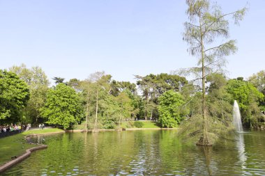 Madrid, İspanya - 8 Nisan 2024: El Retiro Park 'taki Cam Saray' ın yanındaki göl, İspanya