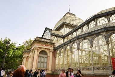 Madrid, İspanya - 8 Nisan 2024: El Retiro Park 'taki Cam Saray, İspanya