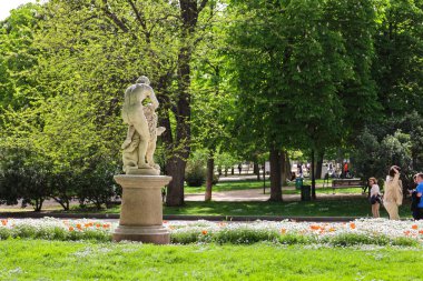 Madrid, İspanya - 8 Nisan 2024: güneşli bir bahar gününde El Retiro Park 'ın güzel bahçeleri