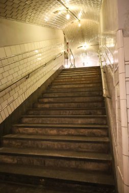 Madrid, İspanya... 8 Nisan 2023: Chamberi Hayalet İstasyonu 'nun tünelleri, Madrid' de açılan ilk metro.