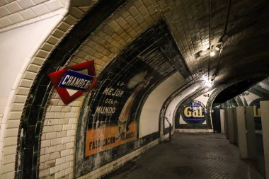 Madrid, İspanya - 8 Nisan 2023: Chamberi Hayalet İstasyonu 'nda klasik reklam, Madrid' de açılan ilk metro.