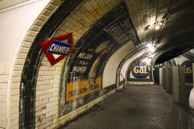 Madrid, İspanya - 8 Nisan 2023: Chamberi Hayalet İstasyonu 'nda klasik reklam, Madrid' de açılan ilk metro.