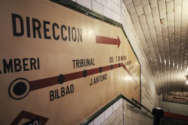 Madrid, İspanya... 8 Nisan 2023: Chamberi Hayalet İstasyonu 'nun tünelleri, Madrid' de açılan ilk metro.