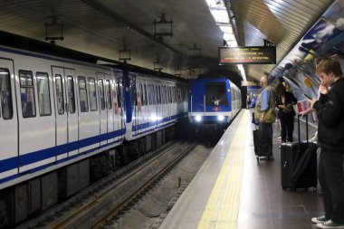 Madrid, İspanya... 8 Nisan 2024 Madrid Metro İstasyonu