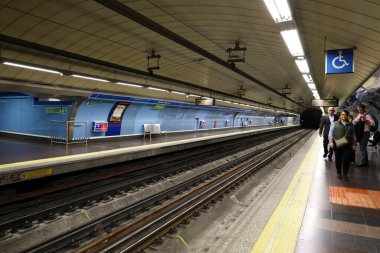 Madrid, İspanya... 8 Nisan 2024 Madrid Metro İstasyonu
