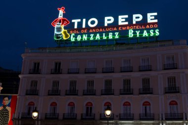 Madrid, İspanya - 8 Nisan 2024: Madrid 'deki Puerta del Sol meydanında gece Tio Pepe tabelası