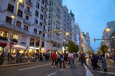 Madrid, İspanya - 8 Nisan 2024: İspanya 'nın başkenti Madrid' in ana caddesi, geceleri çok sayıda turist ve trafik