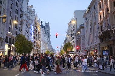 Madrid, İspanya - 8 Nisan 2024: İspanya 'nın başkenti Madrid' in ana caddesi, geceleri çok sayıda turist ve trafik