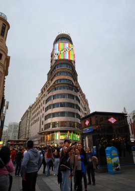 Madrid, İspanya - 8 Nisan 2024 Madrid 'deki görkemli Gran Via sokağı ve Capitol binası bulutlu bir günde