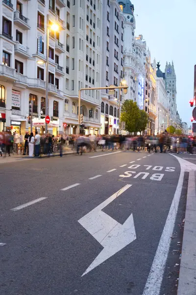Madrid, İspanya - 8 Nisan 2024: İspanya 'nın başkenti Madrid' in ana caddesi, geceleri çok sayıda turist ve trafik