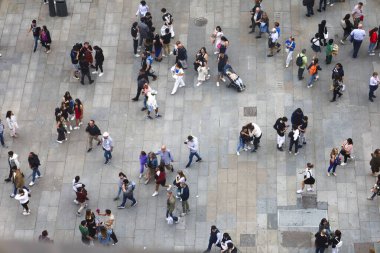 Madrid, İspanya - 8 Nisan 2024: Madrid 'de yürüyen insanların hava görüntüsü