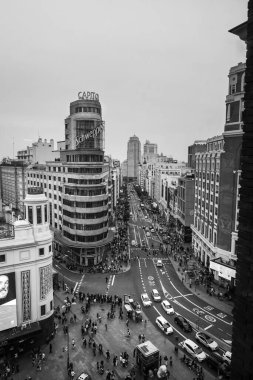Madrid, İspanya - 8 Nisan 2024 Madrid 'deki Gran Via caddesi ve Capitol binası bulutlu bir günde