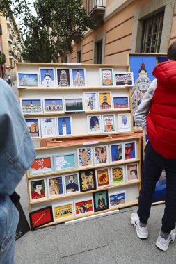 Madrid, İspanya - 15 Haziran 2019: Madrid 'in Barrio de Las Letras semtindeki sokakta bir dükkan.