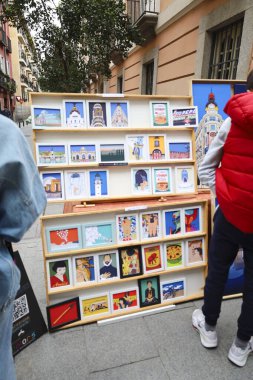 Madrid, İspanya - 15 Haziran 2019: Madrid 'in Barrio de Las Letras semtindeki sokakta bir dükkan.