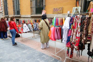 Madrid, İspanya - 15 Haziran 2019: Madrid 'in Barrio de Las Letras semtinde caddedeki Vintage Market tezgahları