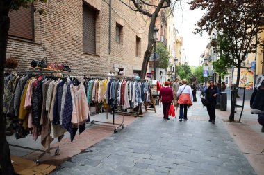 Madrid, İspanya - 15 Haziran 2019: Madrid 'in Barrio de Las Letras semtinde caddedeki Vintage Market tezgahları
