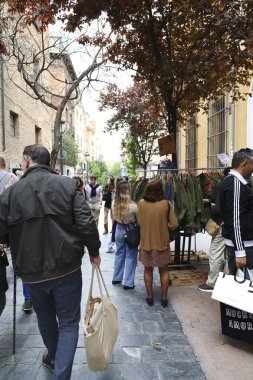 Madrid, İspanya - 15 Haziran 2019: Madrid 'in Barrio de Las Letras semtinde caddedeki Vintage Market tezgahları