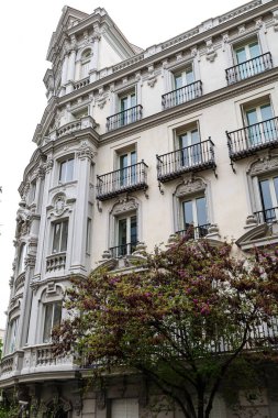 Madrid, İspanya - 8 Nisan 2024: Madrid 'in Barrio de las Letras semtindeki görkemli binalar