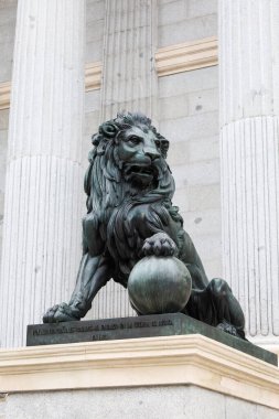 Madrid, İspanya - 8 Nisan 2024: Madrid şehir merkezindeki Palacio de las Cortes olarak da bilinen Milletvekilleri Kongresi girişinde bronz aslanlar