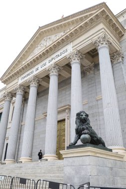 Madrid, İspanya - 8 Nisan 2024: Madrid şehir merkezindeki Palacio de las Cortes olarak da bilinen Milletvekilleri Kongresi girişinde bronz aslanlar