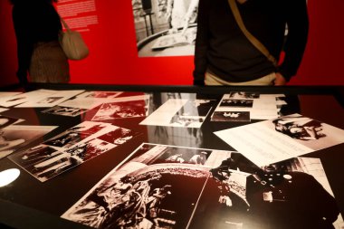 Madrid, İspanya - 8 Nisan 2024: Madrid 'deki Circulo de Bellas Artes binasında Colita Sanatçısı tarafından fotoğraf sergisi