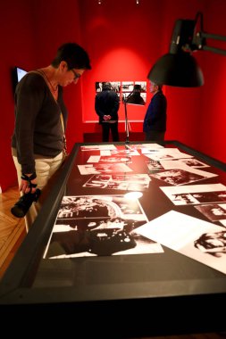 Madrid, İspanya - 8 Nisan 2024: Madrid 'deki Circulo de Bellas Artes binasında Colita Sanatçısı tarafından fotoğraf sergisi