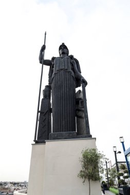 Madrid, İspanya - 8 Nisan 2024: Madrid 'deki Güzellik Sanatları binasının çatısındaki Minerva heykeli