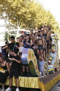 Benidorm, Alicante, İspanya - 10 Eylül 2023: Eylül 'de Benidorm' daki Gay Onur Yürüyüşü 'nde insanlar dans edip eğleniyorlar