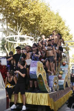 Benidorm, Alicante, İspanya - 10 Eylül 2023: Eylül 'de Benidorm' daki Gay Onur Yürüyüşü 'nde insanlar dans edip eğleniyorlar
