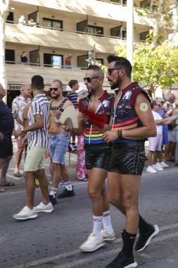 Benidorm, Alicante, İspanya - 10 Eylül 2023: Eylül 'de Benidorm' daki Gay Onur Yürüyüşü 'nde insanlar dans edip eğleniyorlar