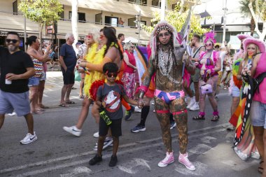 Benidorm, Alicante, İspanya - 10 Eylül 2023: Eylül 'de Benidorm' daki Gay Onur Yürüyüşü 'nde insanlar dans edip eğleniyorlar