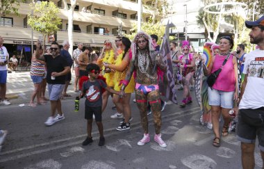 Benidorm, Alicante, İspanya - 10 Eylül 2023: Eylül 'de Benidorm' daki Gay Onur Yürüyüşü 'nde insanlar dans edip eğleniyorlar