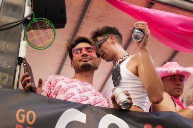 Benidorm, Alicante, İspanya - 10 Eylül 2023: Eylül 'de Benidorm' daki Gay Onur Yürüyüşü 'nde insanlar dans edip eğleniyorlar