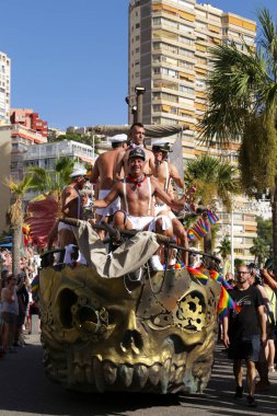 Benidorm, Alicante, İspanya - 10 Eylül 2023: Eylül 'de Benidorm' daki Gay Onur Yürüyüşü 'nde insanlar dans edip eğleniyorlar