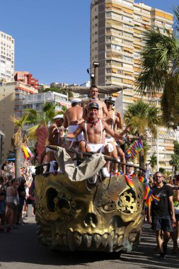 Benidorm, Alicante, İspanya - 10 Eylül 2023: Eylül 'de Benidorm' daki Gay Onur Yürüyüşü 'nde insanlar dans edip eğleniyorlar