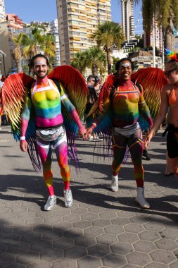 Benidorm, Alicante, İspanya - 10 Eylül 2023: Eylül 'de Benidorm' daki Gay Onur Yürüyüşü 'nde insanlar dans edip eğleniyorlar