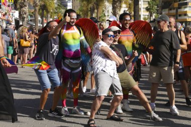 Benidorm, Alicante, İspanya - 10 Eylül 2023: Eylül 'de Benidorm' daki Gay Onur Yürüyüşü 'nde insanlar dans edip eğleniyorlar