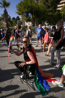 Benidorm, Alicante, İspanya - 10 Eylül 2023: Eylül 'de Benidorm' daki Gay Onur Yürüyüşü 'nde insanlar dans edip eğleniyorlar