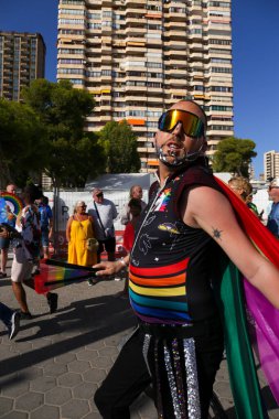 Benidorm, Alicante, İspanya - 10 Eylül 2023: Eylül 'de Benidorm' daki Gay Onur Yürüyüşü 'nde insanlar dans edip eğleniyorlar