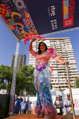 Benidorm, Alicante, İspanya - 10 Eylül 2023: Eylül 'de Benidorm' daki Gay Onur Yürüyüşü 'nde insanlar dans edip eğleniyorlar