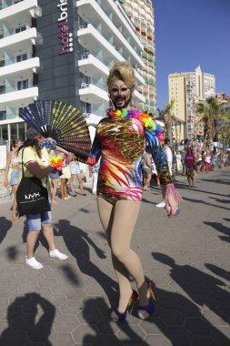 Benidorm, Alicante, İspanya - 10 Eylül 2023: Eylül 'de Benidorm' daki Gay Onur Yürüyüşü 'nde insanlar dans edip eğleniyorlar
