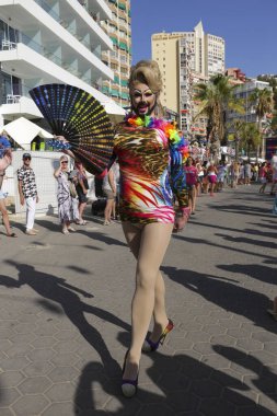 Benidorm, Alicante, İspanya - 10 Eylül 2023: Eylül 'de Benidorm' daki Gay Onur Yürüyüşü 'nde insanlar dans edip eğleniyorlar