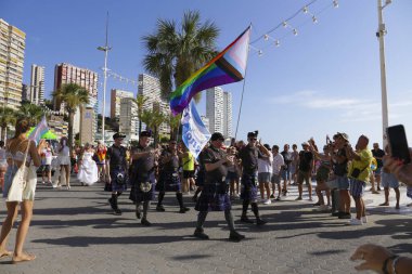 Benidorm, Alicante, İspanya - 10 Eylül 2023: Eylül 'de Benidorm' daki Gay Onur Yürüyüşü 'nde insanlar dans edip eğleniyorlar