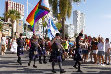 Benidorm, Alicante, İspanya - 10 Eylül 2023: Eylül 'de Benidorm' daki Gay Onur Yürüyüşü 'nde insanlar dans edip eğleniyorlar