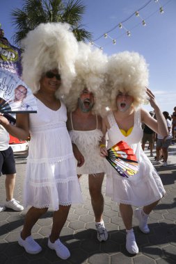 Benidorm, Alicante, İspanya - 10 Eylül 2023: Eylül 'de Benidorm' daki Gay Onur Yürüyüşü 'nde insanlar dans edip eğleniyorlar