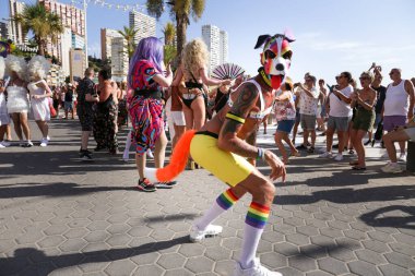 Benidorm, Alicante, İspanya - 10 Eylül 2023: Eylül 'de Benidorm' daki Gay Onur Yürüyüşü 'nde insanlar dans edip eğleniyorlar