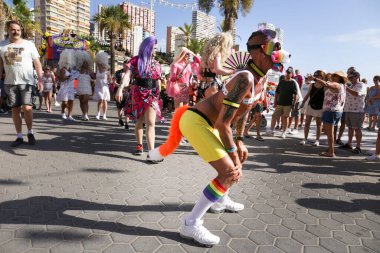 Benidorm, Alicante, İspanya - 10 Eylül 2023: Eylül 'de Benidorm' daki Gay Onur Yürüyüşü 'nde insanlar dans edip eğleniyorlar