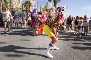 Benidorm, Alicante, İspanya - 10 Eylül 2023: Eylül 'de Benidorm' daki Gay Onur Yürüyüşü 'nde insanlar dans edip eğleniyorlar