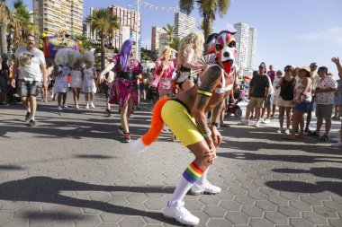Benidorm, Alicante, İspanya - 10 Eylül 2023: Eylül 'de Benidorm' daki Gay Onur Yürüyüşü 'nde insanlar dans edip eğleniyorlar