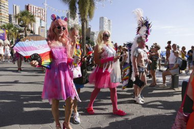 Benidorm, Alicante, İspanya - 10 Eylül 2023: Eylül 'de Benidorm' daki Gay Onur Yürüyüşü 'nde insanlar dans edip eğleniyorlar